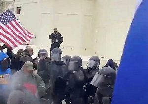 Washington - Sostenitori di Trump, armati e mascherati, fanno irruzione nel parlamento americano