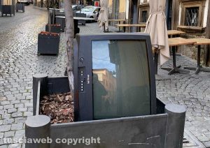 Viterbo - Ancora un televisore nella fioriera di via San Lorenzo