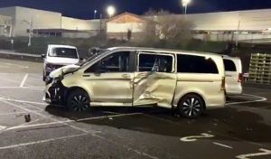 Vitoria - Operaio licenziato devasta il parcheggio dell'ex fabbrica