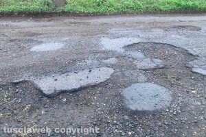 Viterbo - Buche lungo strada Sterpaio
