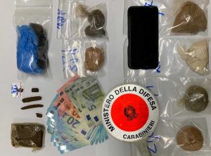 Viterbo - L'eroina e il resto del materiale sequestrato dai carabinieri