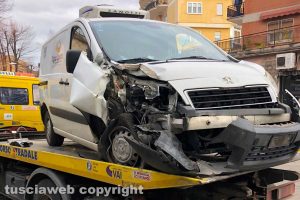 Viterbo - Autocarro contro albero in via della Grotticella