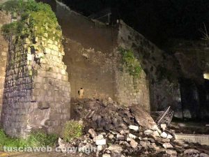Viterbo - Un vecchio muro in peperino è crollato all'interno del posteggio di largo Cavalieri Costantiniani