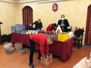 Viterbo - La distribuzione dei pacchi alimentari dei Cavalieri di Malta