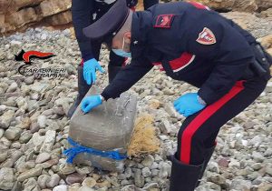 Trapani - Carabinieri - La droga trovata in spiaggia