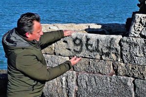 Tarquinia - I mattoni dell'antico Porto Clementino imbrattati con una scritta