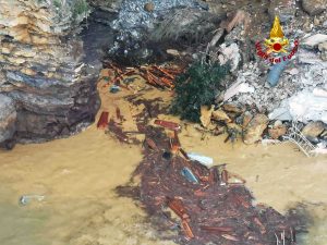 Genova - Il cimitero di Camogli frana e duecento bare finiscono in mare
