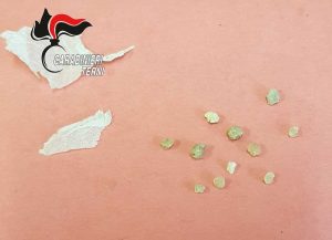 Terni - Carabinieri - La droga trovata in un vaso