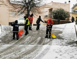 I volontari della protezione civile al lavoro
