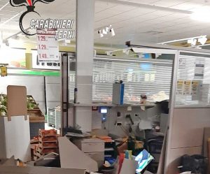 Amelia - Carabinieri - Entrano in un supermercato e fanno esplodere la cassaforte