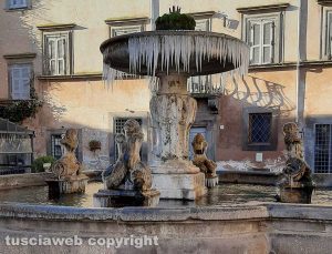 Tuscania - Fontana gelata a piazza del Duomo
