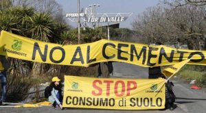 Roma - La protesta di Legambiente nell'area di Tor di Valle