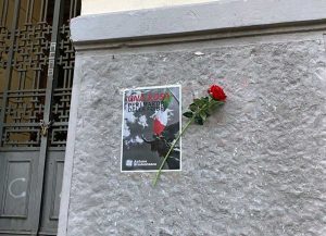 Una rosa davanti agli istituti superiori per ricordare le Foibe