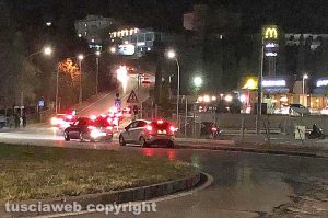 Viterbo - Lunga coda di auto fuori dal Mc Donald's a Valle Faul