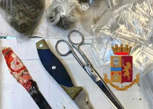 Napoli - Trovati tre uomini in casa con 9 stecche di hashish, 40 grammi di marijuana