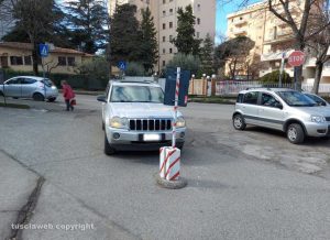 Viterbo - Auto parcheggiate in modo ad creare disagio in via Monte Cervino