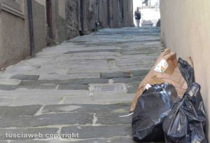 Viterbo - Sacchi e cartoni abbandonati via del Gesù