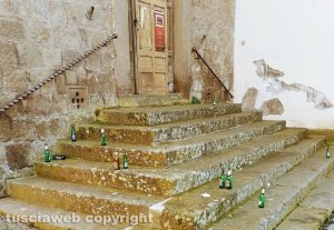 Viterbo - Bottiglie davanti alla chiesa di San Marco
