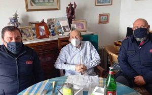 Gli agenti a casa del signor Carlo