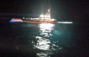 Barchino si rovescia, intervento della guardia costiera