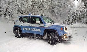 Una macchina della polizia stradale sulla neve (Immagine di repertorio)