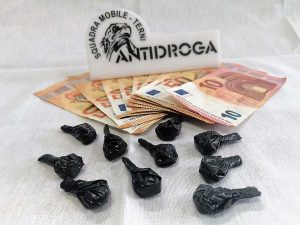 Terni - Polizia - La droga e il denaro sequestrati