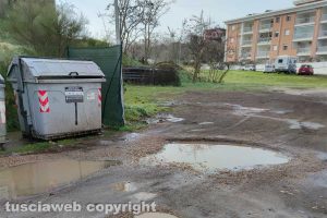 Viterbo - Le buche sull'isola ecologica Colleverde