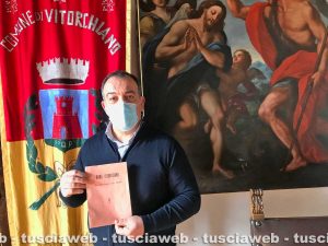 I sindaco di Vitorchiano Grassotti con una pubblicazione ritrovata