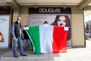 Viterbo - Il flash mob contro le chiusure della Douglas