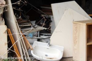 Viterbo - La discarichetta dell'ex caserma di via Palmanova