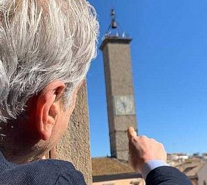 Viterbo - Il sindaco Arena indica la torre dell'orologio