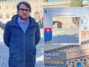 Viterbo - Marco De Carolis accanto a uno dei pannelli per la promozione turistica
