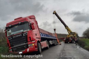 Fabrica di Roma - Il tir fuori strada sulla provinciale Massarella