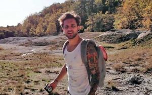 Alessio Bernabei in un'immagine del videoclip di Everest