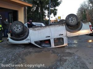 Montefiascone - Auto finisce contro un palo e cappotta