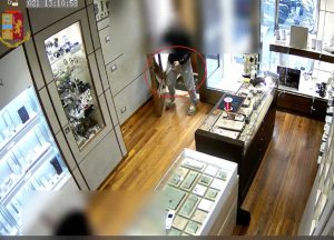 Roma - Rapina in gioielleria