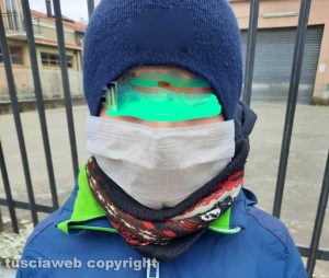 Un bimbo con la mascherina