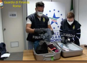 FIumicino - FInanza - Droga nascosta nei bagagli