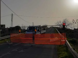 Lo sbarramento del ponte sulla ferrovia