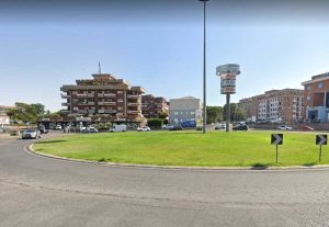 La rotatoria dove si immettono via Aldo Moro, la Tangenziale Ovest e via della Palazzina