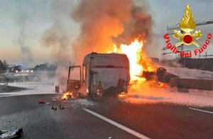 Brescia - Vigili del fuoco - Autoarticolati a fuoco