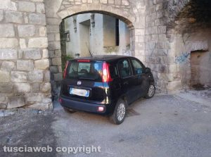 Viterbo - Auto parcheggiata davanti a porta San Leonardo