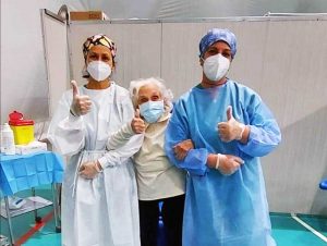 Coronavirus - Vaccino alla centenaria Angela