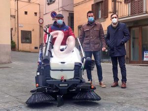 Vitorchiano - La spazzatrice elettrica consegnata al comune