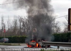 Viterbo - Auto in fiamme sulla Cassia Nord