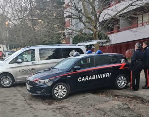 Viterbo - Via Carlo Cattaneo - I carabinieri e l'agenzia funebre sul posto