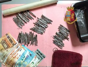 Napoli - Trovata con 20 involucri e 60 stecche di hashish
