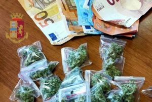 Napoli - Sorpreso a spacciare, scappa e tampona auto della polizia