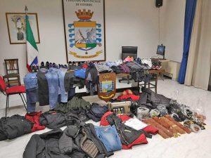 Viterbo - Alcuni dei capi d'abbigliamento contraffatti confiscati dalla guardia di finanza
