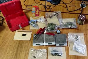 Napoli - Trovati in casa con 3 coltelli, marijuana e hashish